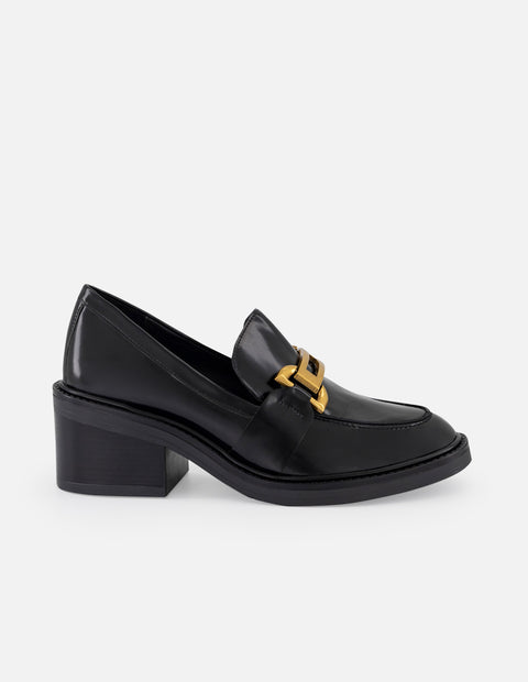 Mocasín negro piel vegano para mujer con adorno color dorado