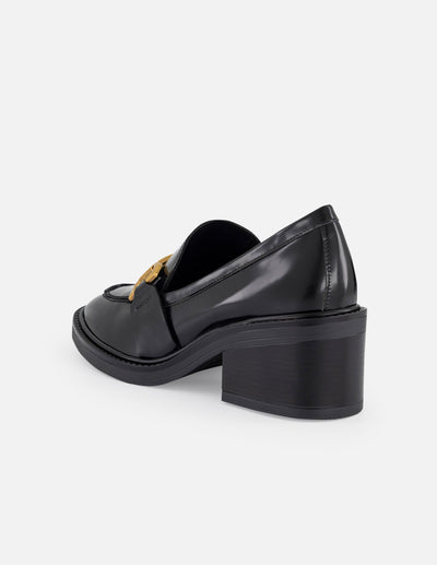 Mocasín negro piel vegano para mujer con adorno color dorado