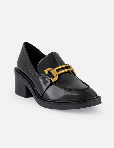 Mocasín negro piel vegano para mujer con adorno color dorado
