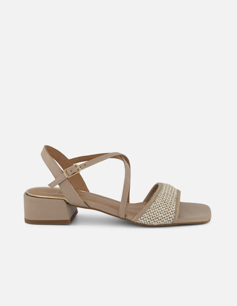 Sandalias beige piel vegana para mujer con yute y hebilla dorada
