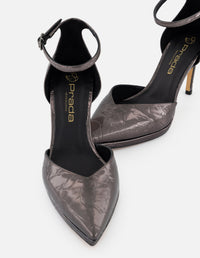 Zapatilla color plateado piel metalizada para mujer con pulsera