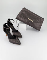 Zapatilla color plateado piel metalizada para mujer con pulsera