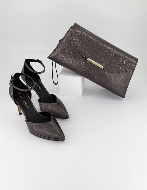 Zapatilla color plateado piel metalizada para mujer con pulsera