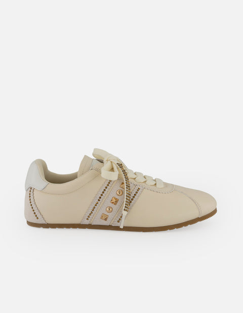 Tenis blanco piel para mujer con tachas en costados
