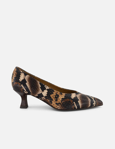 Zapatilla café piel para mujer con grabado tipo serpiente