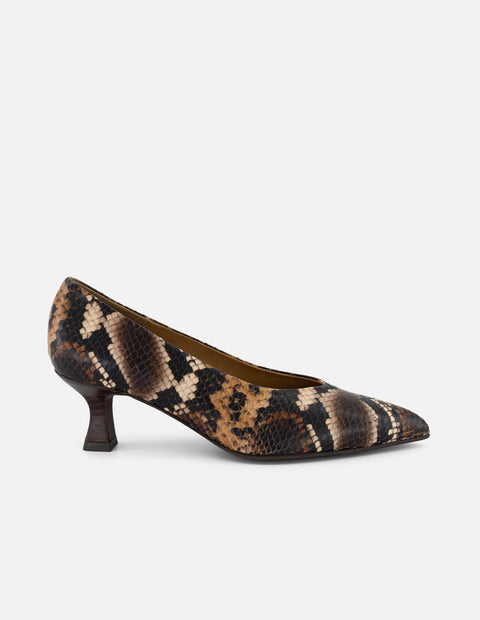 Zapatilla café piel para mujer con grabado tipo serpiente