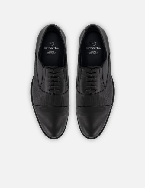 Zapato Oxford negro de piel para hombre con grabado