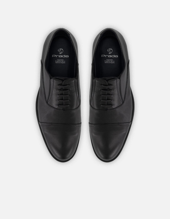 Zapato Oxford negro de piel para hombre con grabado