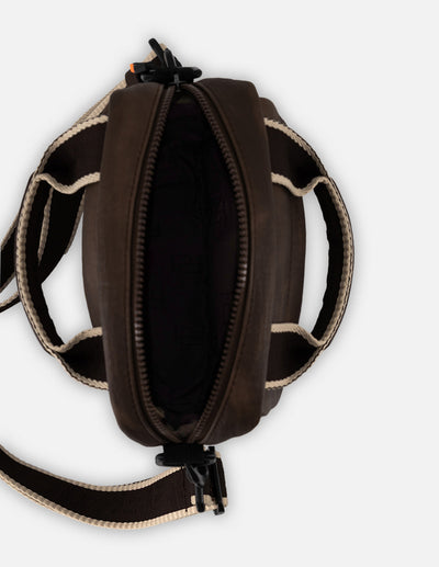 Bandolera café textil para hombre con logo al frente