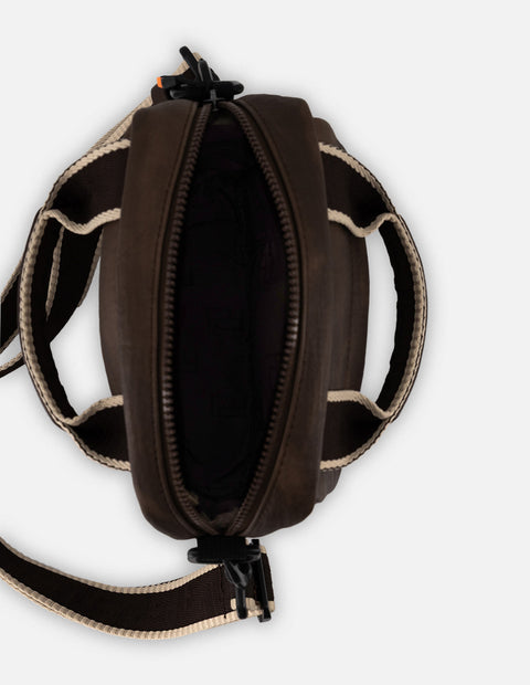 Bandolera café textil para hombre con logo al frente
