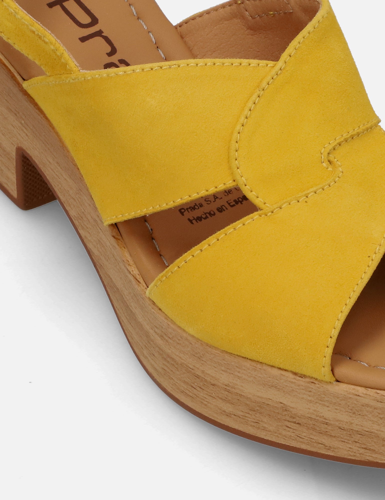Sandalia de tacón bajo acabado madera en piel ante color mostaza
