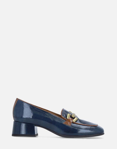 Mocasín en piel charol color azul con maxi hebilla para mujer