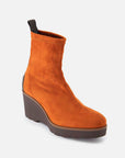 Zapato tipo botín en ante elástico color naranja para mujer