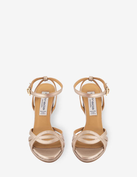 Sandalia de tacón alto en piel napa color dorado para mujer