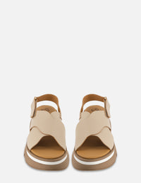 Sandalia de piel napa en color arena para mujer