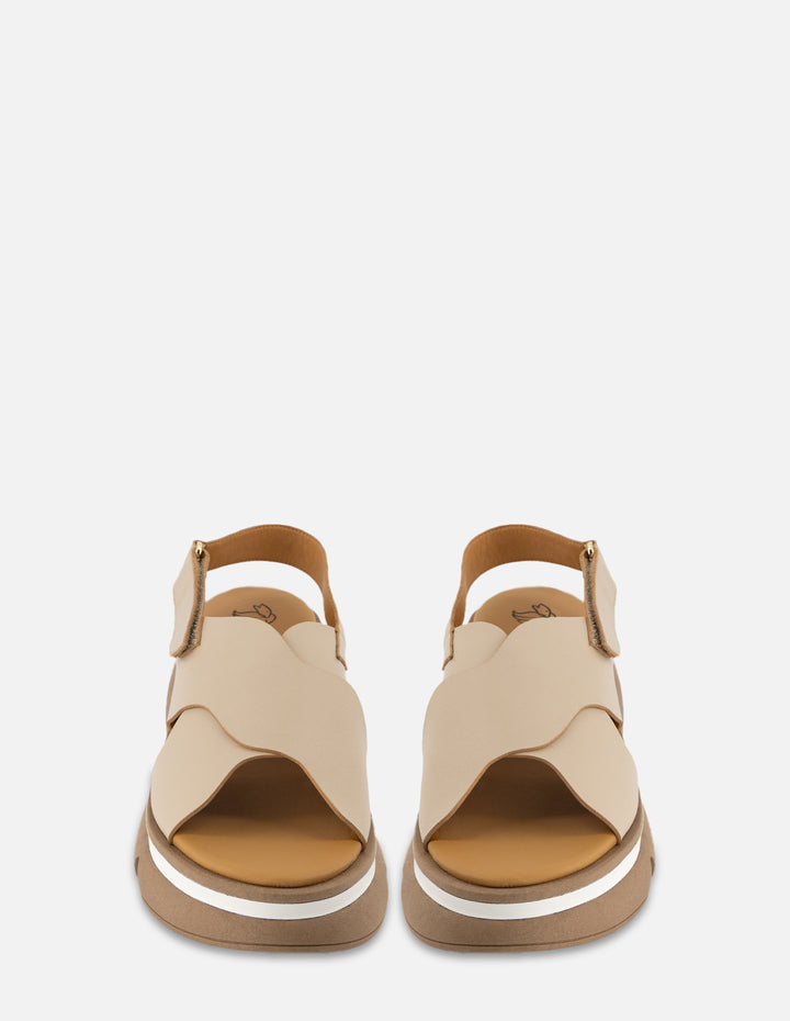Sandalia de piel napa en color arena para mujer