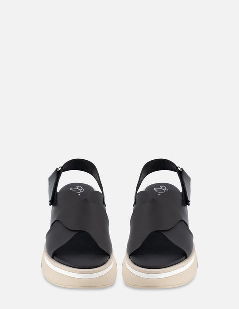 Sandalia de piel napa en color negra para mujer