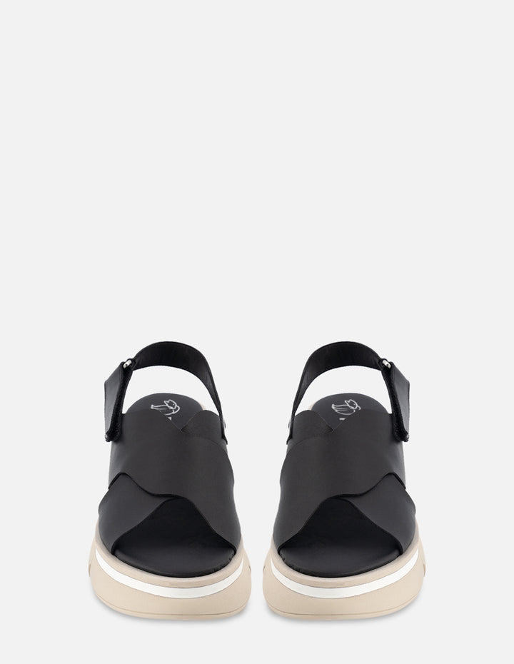 Sandalia de piel napa en color negra para mujer