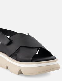 Sandalia de piel napa en color negra para mujer