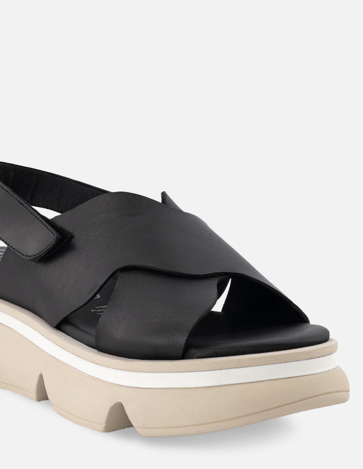 Sandalia de piel napa en color negra para mujer