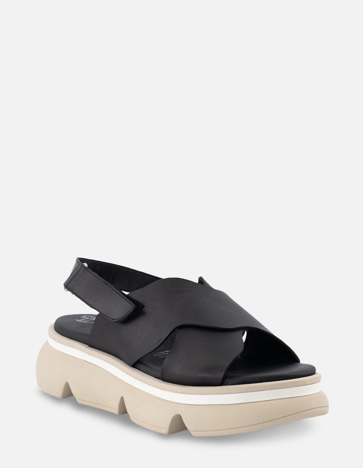 Sandalia de piel napa en color negra para mujer