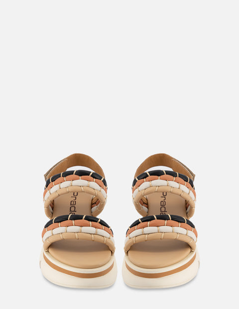 Sandalia de piel con tiras multicolor con detalle en color dorado para mujer