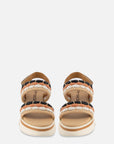 Sandalia de piel con tiras multicolor con detalle en color dorado para mujer