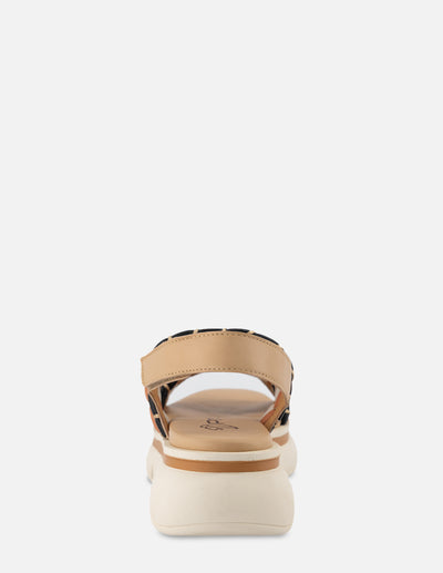 Sandalia de piel con tiras multicolor con detalle en color dorado para mujer