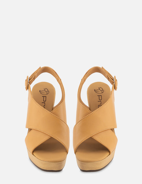 Sandalia de tacón alto en piel napa color cuero para mujer