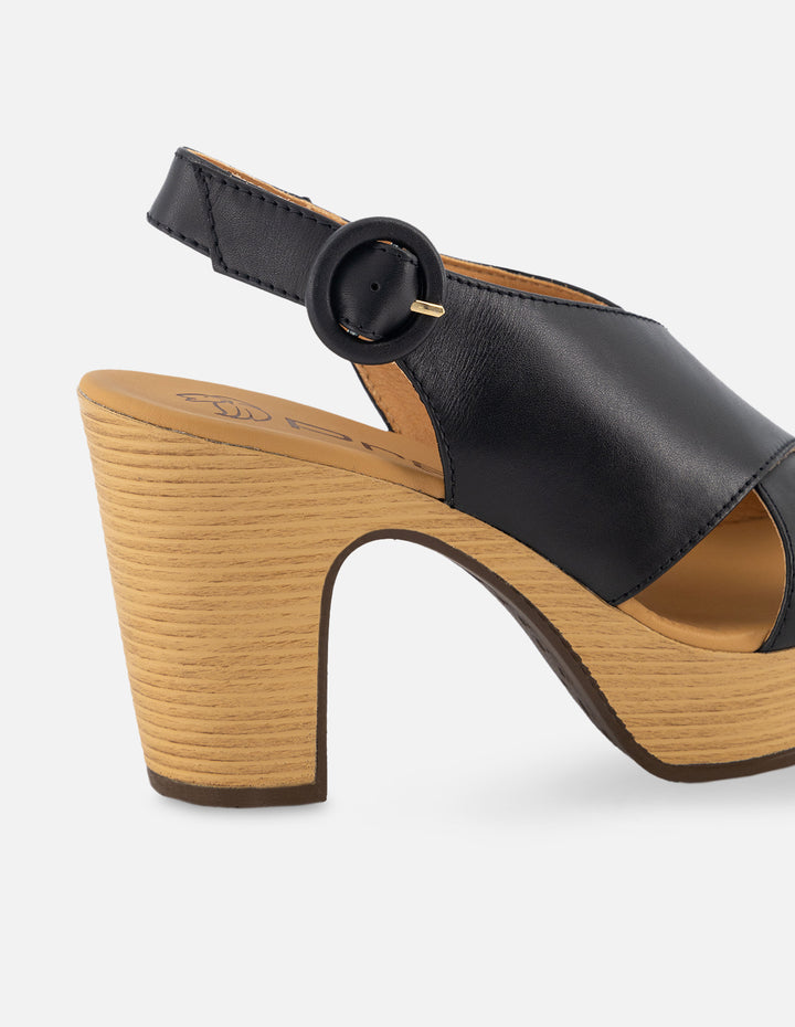 Sandalia de tacón alto en piel napa color negro para mujer