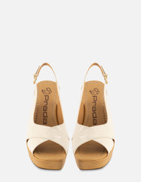 Sandalia en piel charol papiro color hueso con tacón hueco para mujer