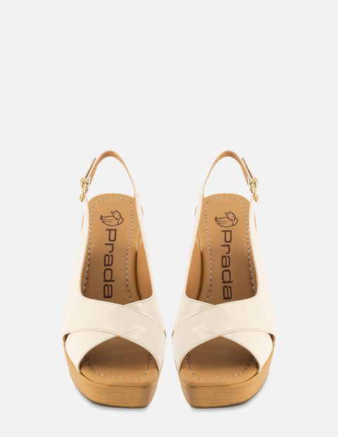 Sandalia en piel charol papiro color hueso con tacón hueco para mujer