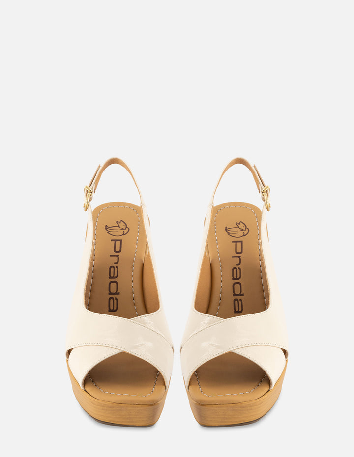 Sandalia en piel charol papiro color hueso con tacón hueco para mujer