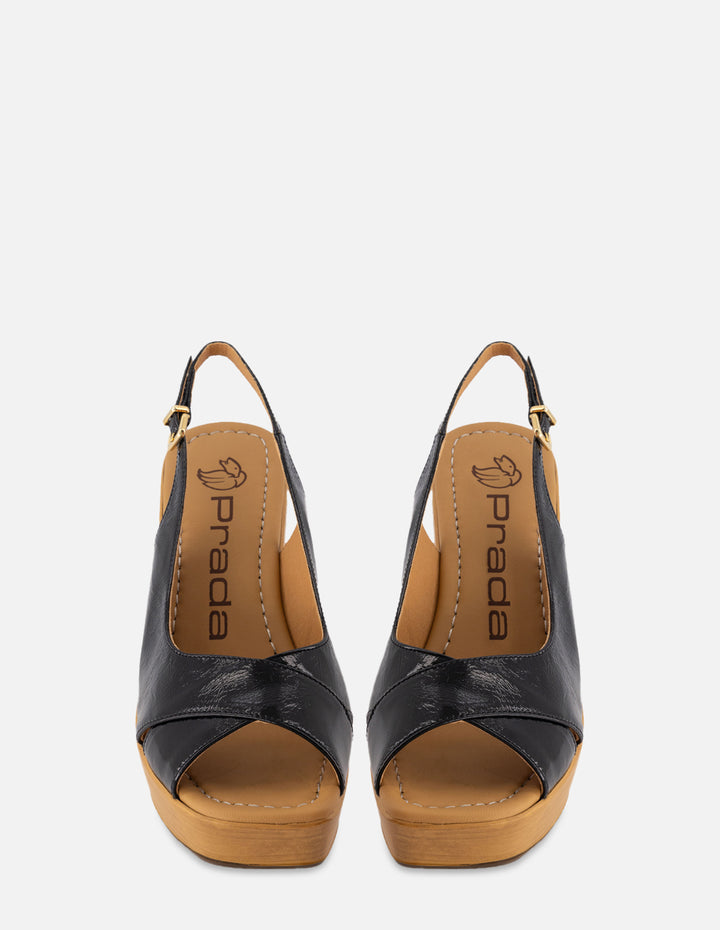 Sandalia en piel charol papiro color negro con tacón hueco para mujer