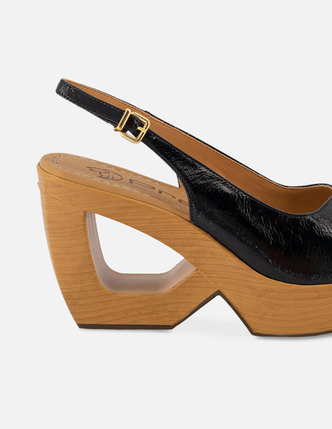 Sandalia en piel charol papiro color negro con tacón hueco para mujer