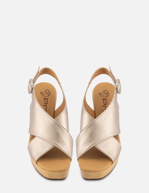 Sandalia de tacón alto en piel metalizada color plateado para mujer