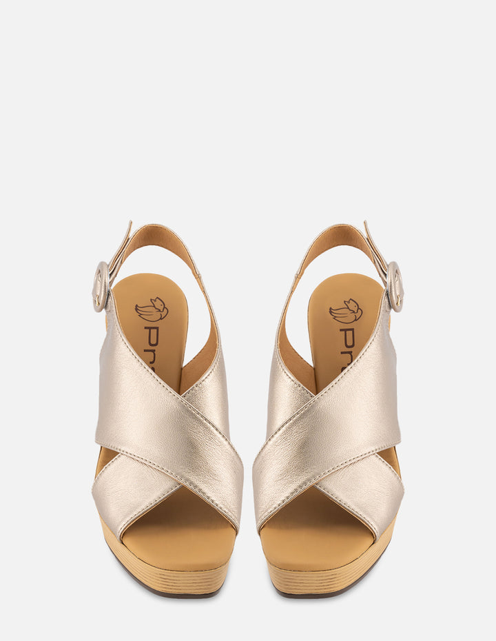 Sandalia de tacón alto en piel metalizada color plateado para mujer