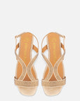 Sandalia de piso con pedrería en color beige para mujer