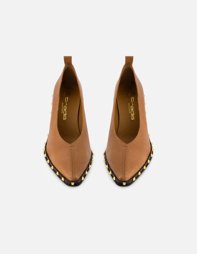 Zapatillas formales para mujer de piel color cuero con detalles en color dorado