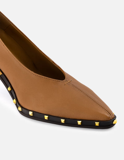 Zapatillas formales para mujer de piel color cuero con detalles en color dorado