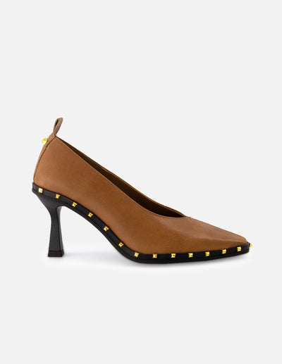 Zapatillas formales para mujer de piel color cuero con detalles en color dorado