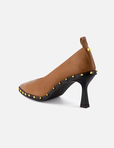 Zapatillas formales para mujer de piel color cuero con detalles en color dorado
