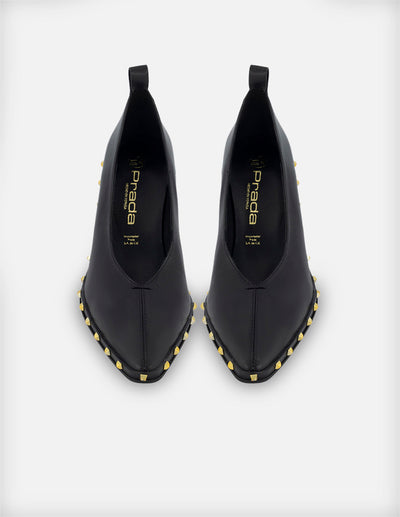 Zapatillas formales para mujer de piel color negro con detalles en color dorado