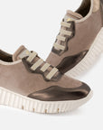 Zapato deportivo en terciopelo para mujer color beige