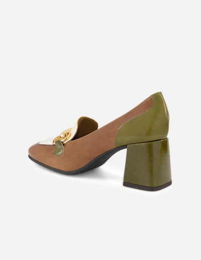 Mocasín de charol color cuero para mujer con maxihebilla