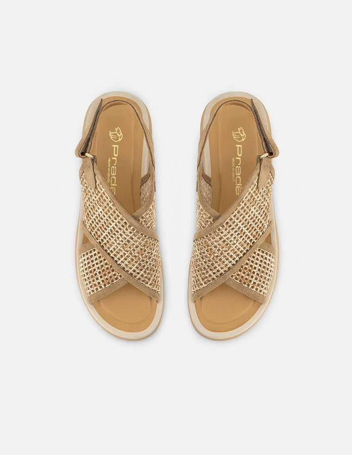 Sandalia textil para mujer color topo con detalle de pulsera