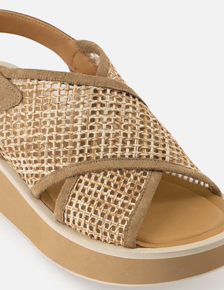 Sandalia textil para mujer color topo con detalle de pulsera