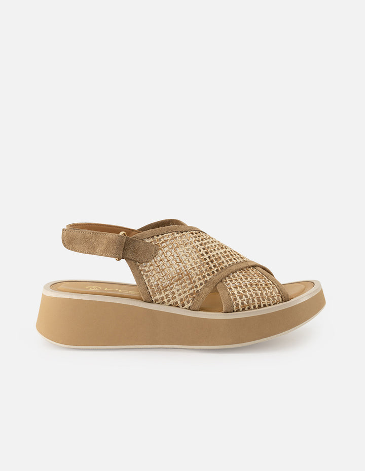 Sandalia textil para mujer color topo con detalle de pulsera