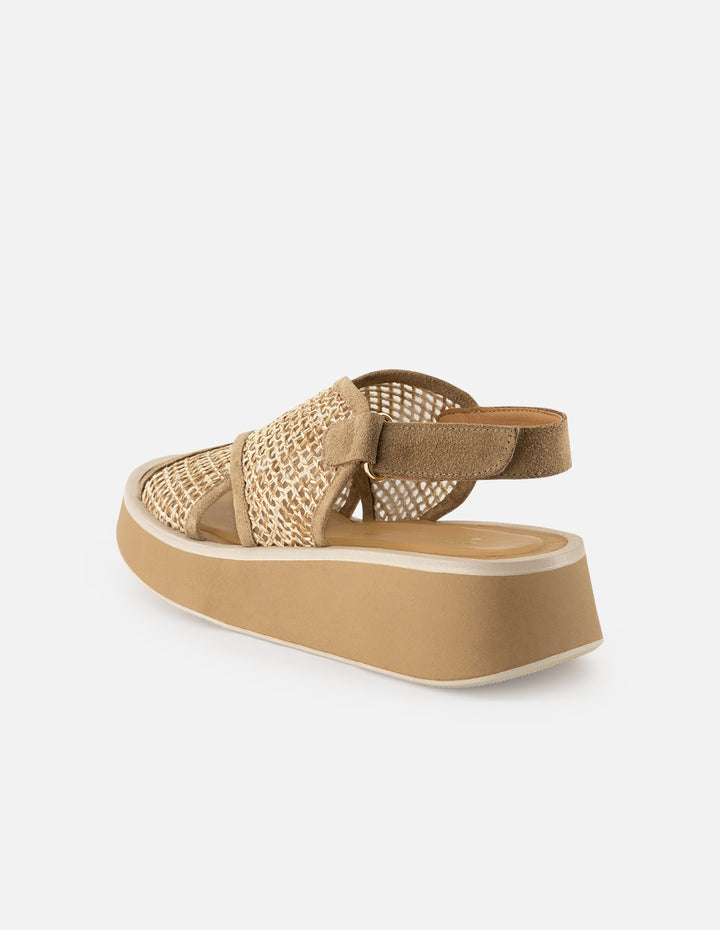 Sandalia textil para mujer color topo con detalle de pulsera