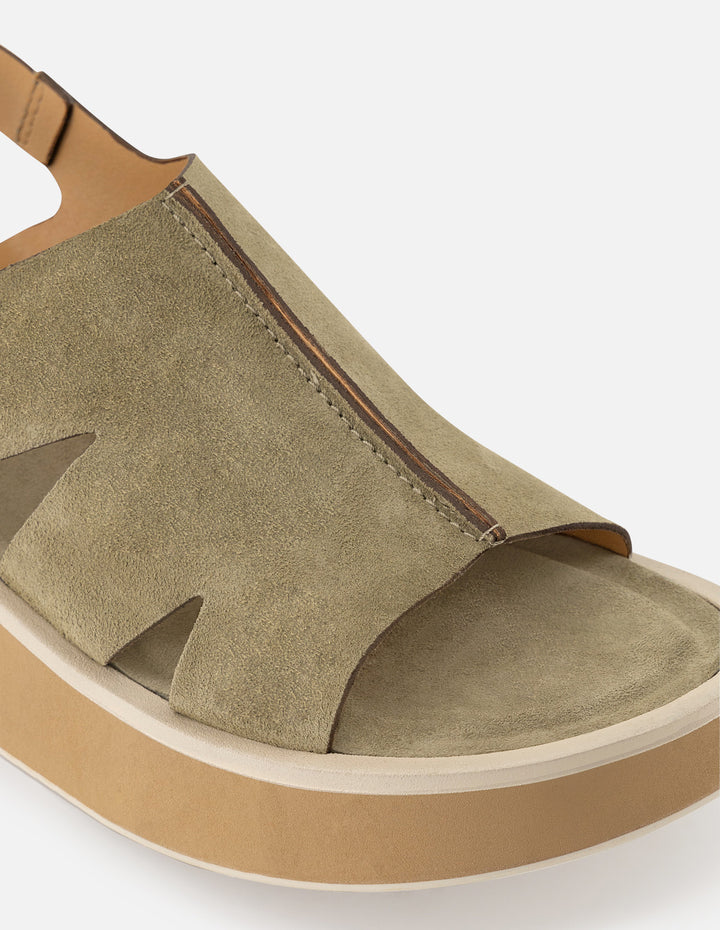 Sandalia de ante para mujer color caqui con pulsera